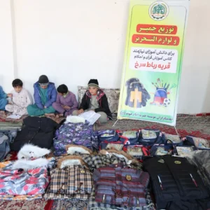 توزیع جمپر و لوازمالتحریر برای دانشآموزان نیازمند توسط مؤسسه خیریه امام جواد (ع)