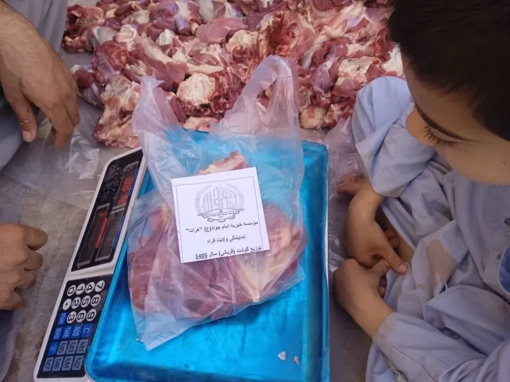 بستهبندی گوشت قربانی توسط مؤسسه خیریه امام جواد (ع)