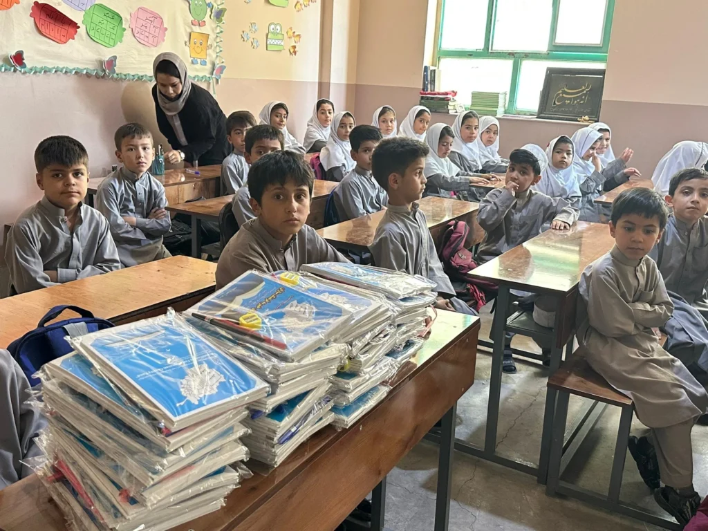 توزیع لوازم التحریر برای دانش آموزان