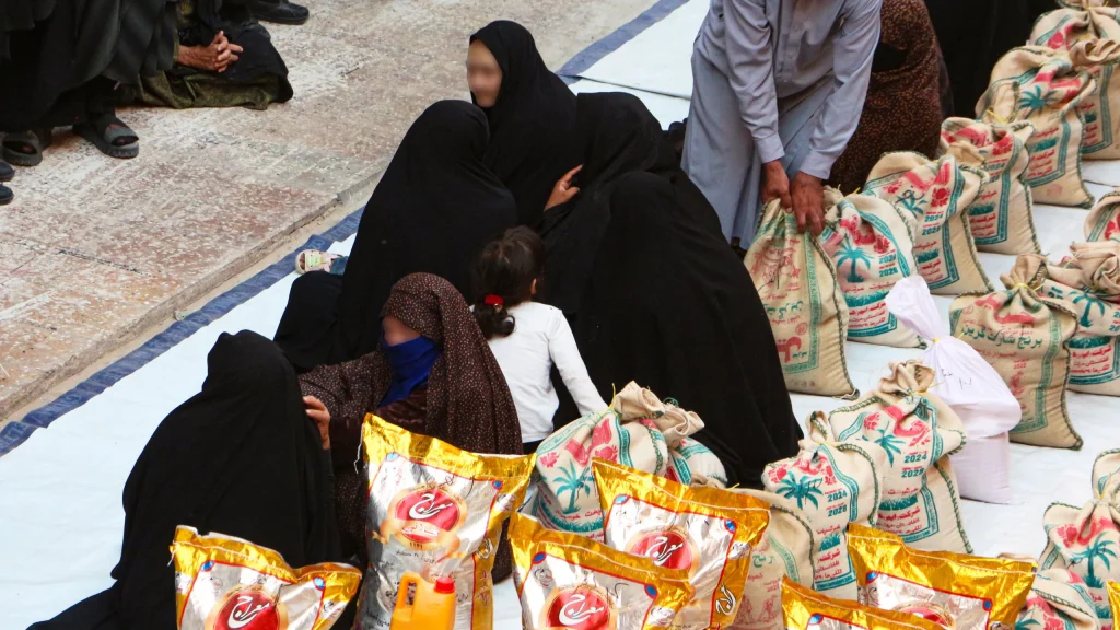 دور دوم توزیع مواد غذایی برای خانوادههای نیازمند تحت پوشش موسسه خیریه امام جواد(ع)